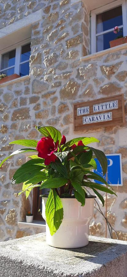 The Little Caravia Hotel Buitenkant foto
